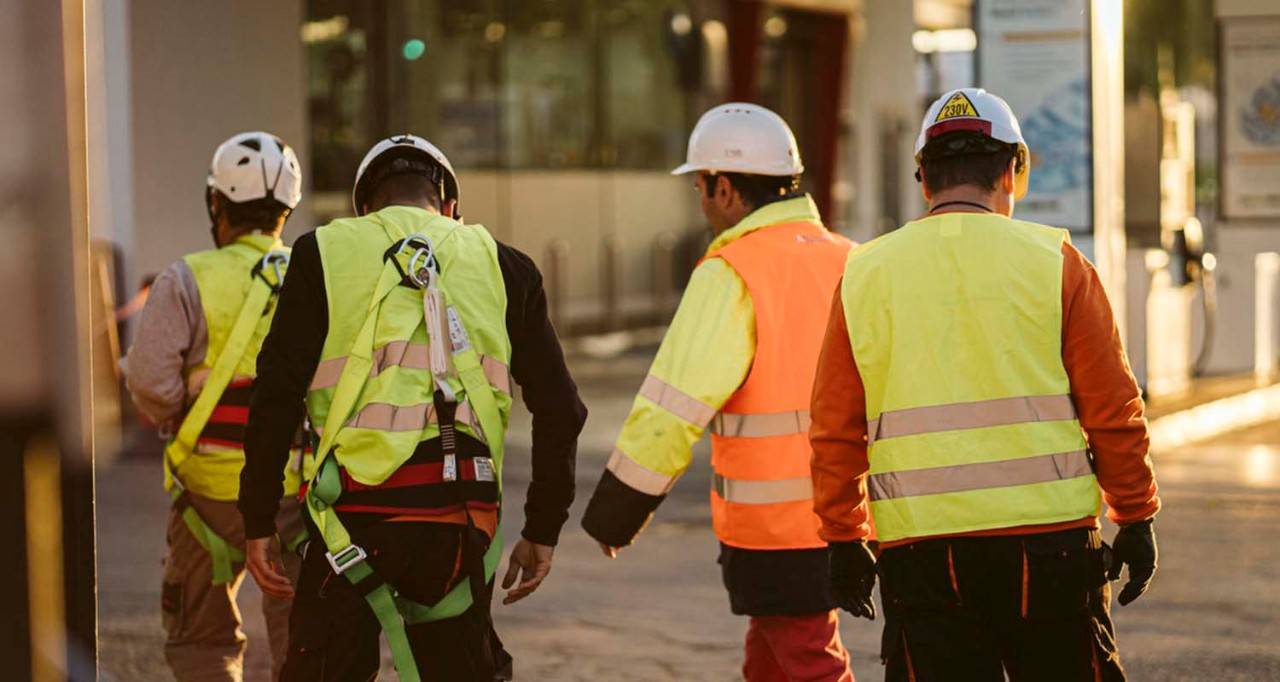 Cuatro operarios de Repsol trabajando