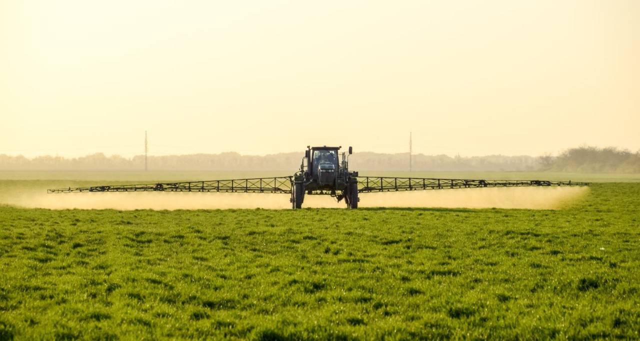 Tractor trabajando en un campo de cultivo