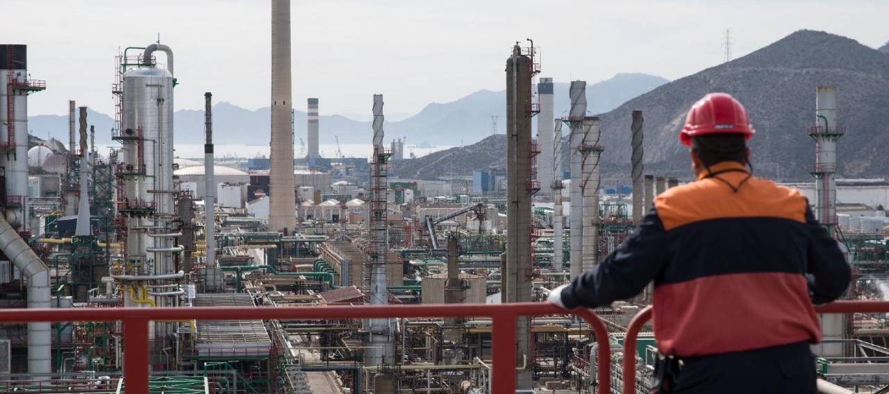 Empleado de la refinería en una barandilla